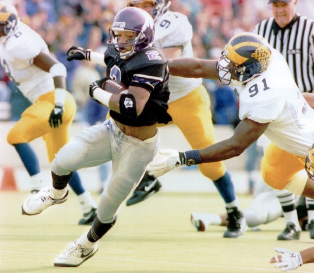 Northwestern wide receiver Lee Gissendaner runs with the ball against Michigan on Dec. 14, 1992. He won the 1992 Chicago Tribune Silver Football. (Jim Prisching/Chicago Tribune)