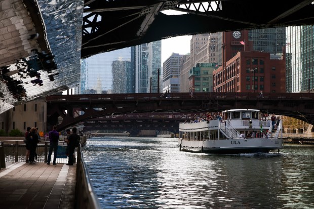 A boat travels along the Chicago River near State Street on April 22, 2024. (Eileen T. Meslar/Chicago Tribune)