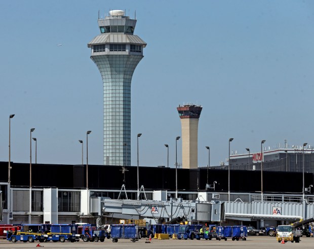 Control towers at O'Hare International Airport in 2014. (Phil Velasquez/Chicago Tribune)