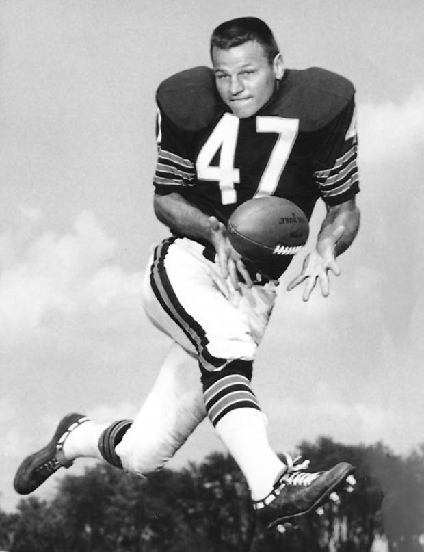 Johnny Morris of the Chicago Bears in 1963. From 1958 through 1967, Morris was a big-play threat for the Bears at wide receiver. Morris remains the team's all-time leading receiver with 5,059 yards. Morris played in the Pro Bowl in 1960.