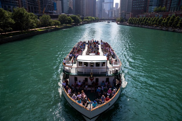 A Chicago's Leading Lady boat cruises along the Chicago River during a Chicago Architecture Center tour on June 28, 2018. (Courtney Pedroza / Chicago Tribune)