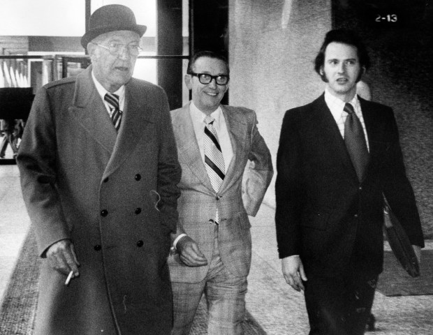 Matthew Danaher, center, arrives at the federal courthouse in Chicago on April 15, 1974. He was Cook County clerk of the circuit court and a Chicago alderman. (Quentin C. Dodt/Chicago Tribune)