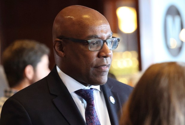 Attorney General Kwame Raoul interacts with City Club of Chicago visitors during a banquet in River North on Sept. 13, 2023. (Talia Sprague/Chicago Tribune)