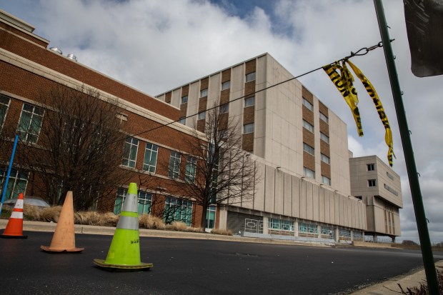 The shuttered MetroSouth Medical Center in Blue Island is being proposed for reuse as housing for veterans. (Zbigniew Bzdak/Chicago Tribune)