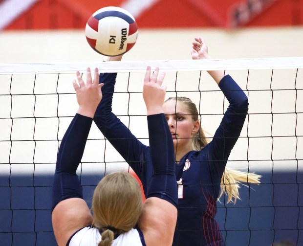 South Elgin's Cassie Verley (21) blocks a return by Bartlett's Danielle Whiteside (30) during a Upstate Eight Conference game on Tuesday, Sept. 17, 2024 in South Elgin. (H. Rick Bamman / The Beacon News)