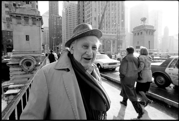 Studs Terkel on the Michigan Avenue Bridge in Chicago in 1992. (Chris Walker/Chicago Tribune)