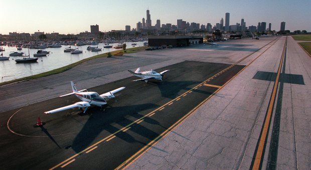 Idle planes at Meigs Field in 1998. (Wes Pope/Chicago Tribune)