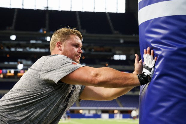 Chicago Bears center Doug Kramer Jr. warms up before the game against the Indianapolis Colts at Lucas Oil Stadium in Indianapolis on Sunday, Sept. 22, 2024.(Eileen T. Meslar/Chicago Tribune)