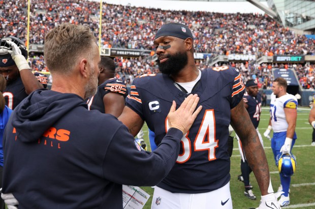 Bears coach Matt Eberflus congratulates tight end Marcedes Lewis after the win over the Rams on Sept. 29, 2024. (Brian Cassella/Chicago Tribune)