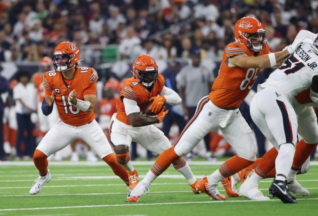 Bears running back D'Andre Swift (4) takes the handoff from quarterback Caleb Williams (18) in the first quarter against the Texans at NRG Stadium on Sept. 15, 2024, in Houston. (John J. Kim/Chicago Tribune)