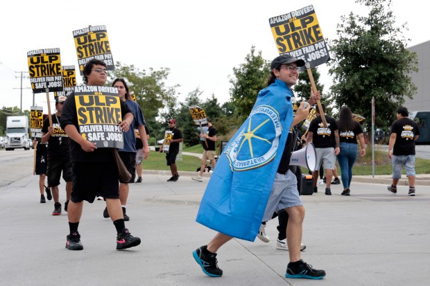 Amazon subcontractor delivery drivers and supporters picket outside the Amazon facility in Skokie on Aug. 29, 2024. (Antonio Perez/Chicago Tribune)