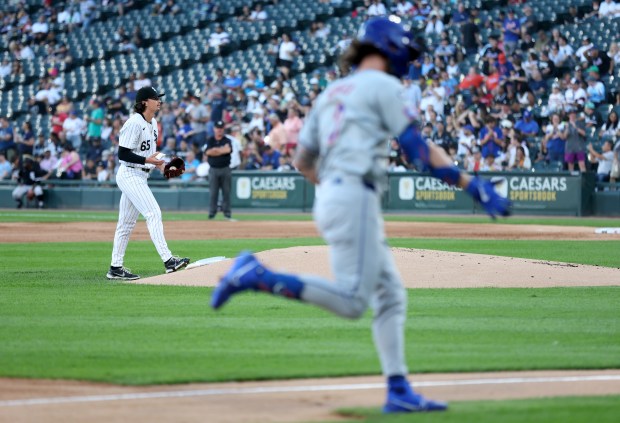 Chicago White Sox starting pitcher Davis Martin (65) stands by as New York Mets left felder Jesse Winker rounds the bases after hitting a solo home run in the first inning of a game at Guaranteed Rate Field in Chicago on Aug. 31, 2024. (Chris Sweda/Chicago Tribune)