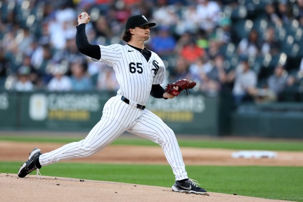 Chicago White Sox starting pitcher Davis Martin (65) delivers to the New York Mets in the first inning of a game at Guaranteed Rate Field in Chicago on Aug. 31, 2024. (Chris Sweda/Chicago Tribune)