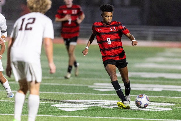 Marist's Jordan Easterling (9) brings the bal up against Joliet Catholic during an East Suburban Catholic game in Chicago on Wednesday, Sept. 25, 2024. (Vincent D. Johnson / Daily Southtown)