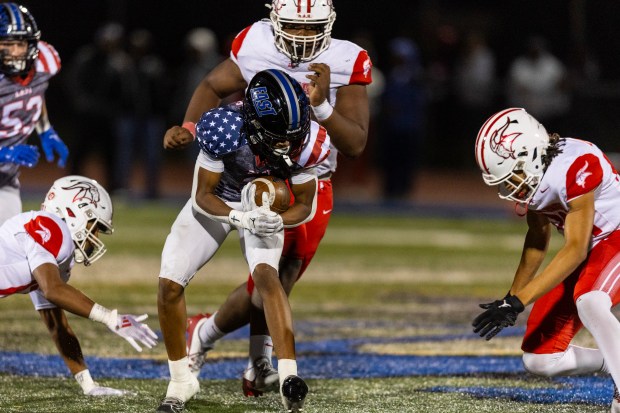 Lincoln-Way East's Talan White, center, prepares for contact against Homewood-Flossmoor during a Southwest Valley Blue game in Frankfort on Friday, Sept. 27, 2024. (Vincent D. Johnson / Daily Southtown)