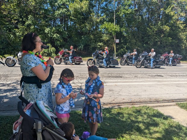 Elizabeth Reid, who grew up in a union home, watches the Labor Day Parade Aug. 31, 2024, with her children. (Janice Neumann/for the Daily Southtown)