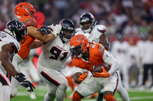 Chicago Bears running back D'Andre Swift (4) runs the ball during the first quarter against the Houston Texans at NRG Stadium Sunday Sept. 15, 2024, in Houston. (Armando L. Sanchez/Chicago Tribune)