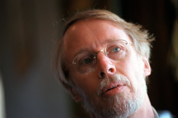 Author Charles Baxter talks about his book "Feast of Love" at the Intercontinental Hotel in Chicago on June 26, 2001. (Alex Garcia/Chicago Tribune)