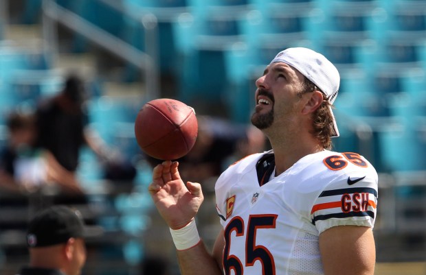 Bears long snapper Patrick Mannelly twirls the ball while practicing before a game on Oct. 7, 2012. (John J. Kim / Chicago Tribune)