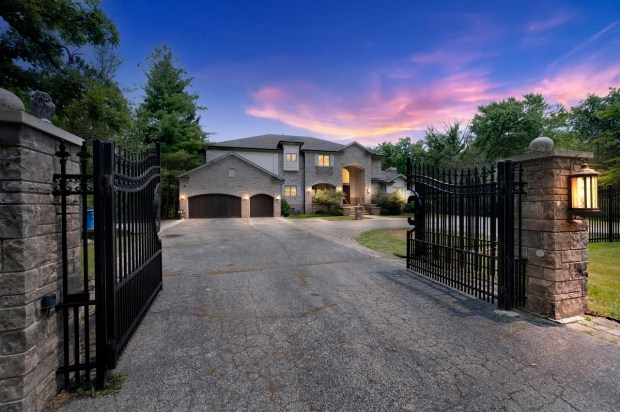 The final Chicago-area home that former Bulls Hall of Famer Scottie Pippen once owned a five-bedroom, 10,000-square-footer in Highland Park complete with an indoor basketball court is for sale for $2.699 million, and it's under contract to sell to a buyer. (Tour Factory)