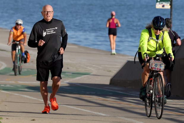 George Mueller comienza a correr a lo largo de la orilla del lago cerca de Chicago Avenue, el 3 de octubre de 2024. Mueller es uno de los tres corredores de la carrera de este año que pueden afirmar que han corrido todos los maratones de Chicago desde que comenzaron. (Antonio Pérez/Chicago Tribune)