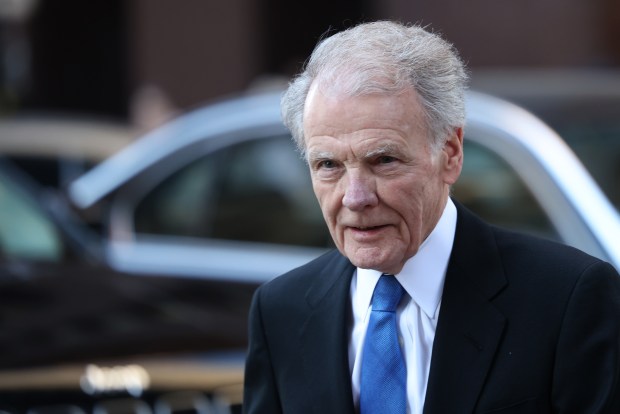 Former House Speaker Mike Madigan walks across Dearborn Street, toward the Dirksen U.S. Courthouse, Oct. 2, 2024 for the final in-person hearing before the trial begins. (Antonio Perez/Chicago Tribune)