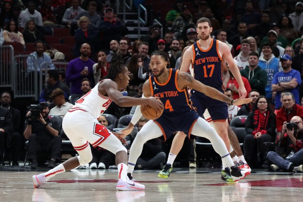 Bulls guard Ayo Dosunmu is guarded by Knicks guard Derrick Rose in the second half at the United Center on Dec. 16, 2022. (Terrence Antonio James/Chicago Tribune)