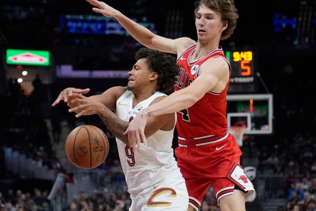 Chicago Bulls forward Matas Buzelis, right, knocks the ball away from Cleveland Cavaliers guard Craig Porter Jr. (9) in the second half of a preseason NBA basketball game, Tuesday, Oct. 8, 2024, in Cleveland. (AP Photo/Sue Ogrocki)