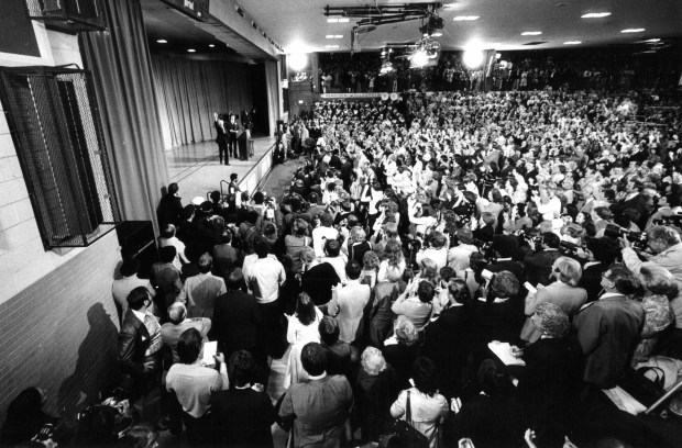 President Jimmy Carter speaking to about 2,200 people Oct. 16, 1979, in the gym of Thornridge High School in Dolton. (Sally Good/Chicago Tribune)