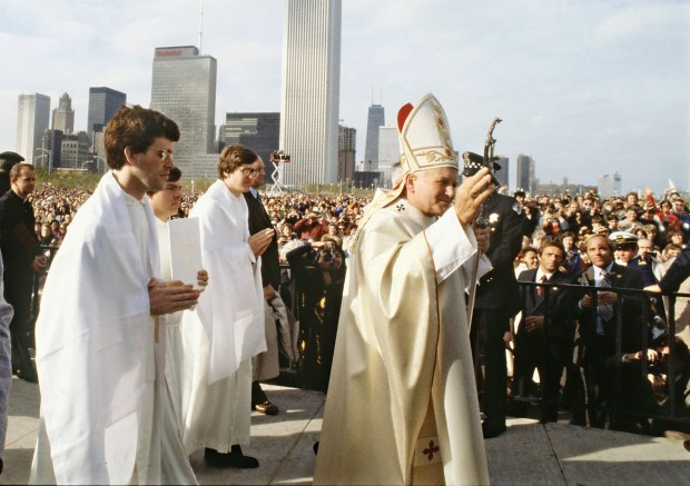 Pope John Paul II waves to the crowd during an open-air Mass at Chicago's Grant Park on Oct. 5, 1979. (Bob Fila/Chicago Tribune)