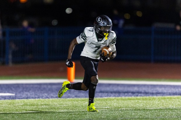 Evergreen Park's Arshawn Powell (7) returns a kickoff against Reavis during a South Suburban Red game in Burbank on Thursday, Oct. 10, 2024. (Vincent D. Johnson / for The Daily Southtown)