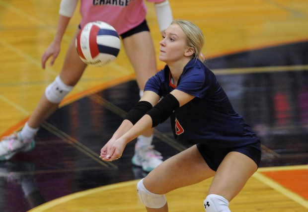 Stagg's Anastasia Lopatka (10) returns the serve against Richards during a nonconference match Wednesday, Oct. 2, 2024 in Palos Hills, IL. (Steve Johnston / Daily Southtown)