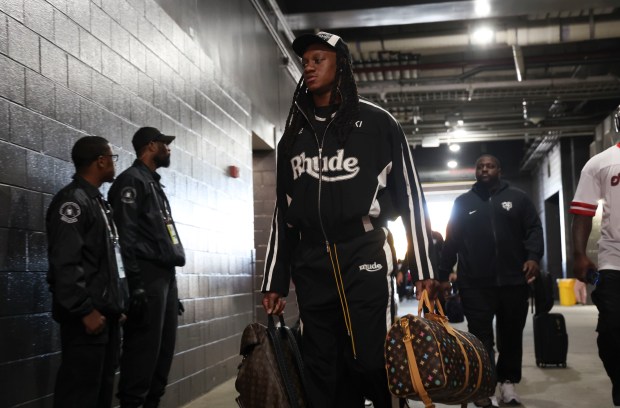 Chicago Bears linebacker Tremaine Edmunds arrives before the game against the Washington Commanders at Northwest Stadium. (Brian Cassella/Chicago Tribune)