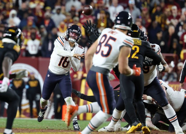 Bears quarterback Caleb Williams passes to Cole Kmet in the fourth quarter. (Brian Cassella/Chicago Tribune)