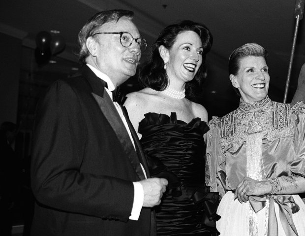 Author David Garrard Lowe, from left, Chicago Architecture Foundation President Lynn Osmond and Nena Ivon attend a fundraiser in 1998. (John Bartley/Chicago Tribune)