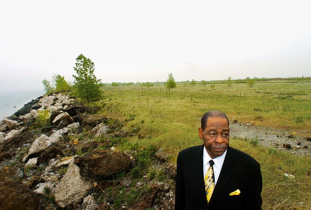 William Beavers stands along the lake near 80th Street in 2006, when he was serving as the alderman for Chicago's 7th Ward. (Charles Osgood/Chicago Tribune)