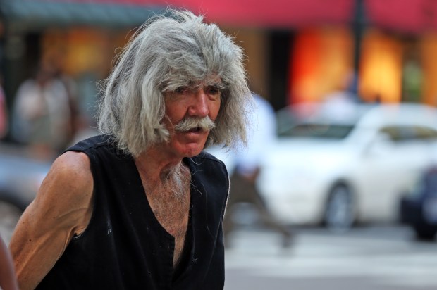 Joseph Kromelis, then 69, makes his way south on State Street near Madison Street on Aug. 8, 2016. He was hospitalized earlier that year after being attacked on Wacker Drive. (Phil Velasquez/Chicago Tribune)