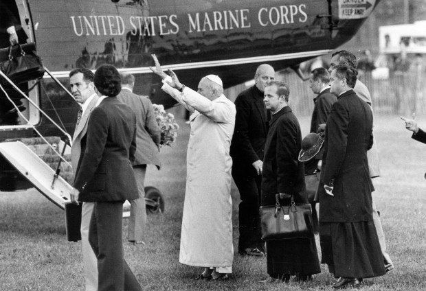 Pope John Paul II waves his last farewell to Chicagoans before boarding a helicopter in Lincoln Park on Oct. 6, 1979. (Michael Budrys/Chicago Tribune)