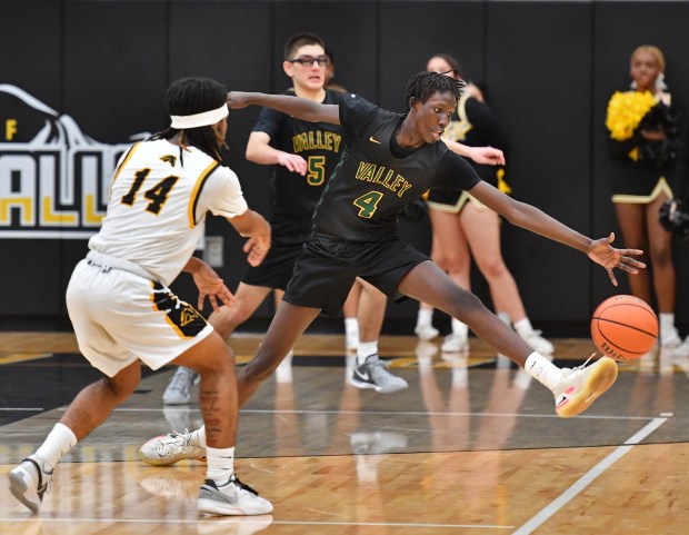 Waubonsie Valley's Moses Wilson (4) tries to block a pass by Metea Valley's James Parker (14) during a DuPage Valley Conference game in Aurora on Friday, Jan. 26, 2024.