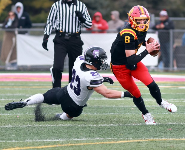 Batavia's QB Michael Vander Luitgaren keeps the ball during the Class 7A state quarterfinal football game against Downers Grove North n Batavia on Sat, Nov. 16, 2024. (James C. Svehla / for the Beacon-News)