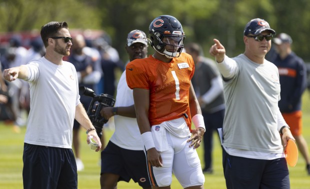 Bears quarterback Justin Fields practices with quarterbacks coach Andrew Janocko, left, and offensive coordinator Luke Getsy on Aug. 2, 2022, during training camp at Halas Hall. (Brian Cassella/Chicago Tribune)