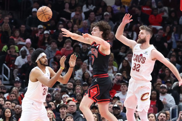 Bulls guard Josh Giddey passes as Cavaliers center Jarrett Allen (31) and forward Dean Wade (32) defend in the first half at the United Center on Monday, Nov. 11, 2024. (Terrence Antonio James/Chicago Tribune)