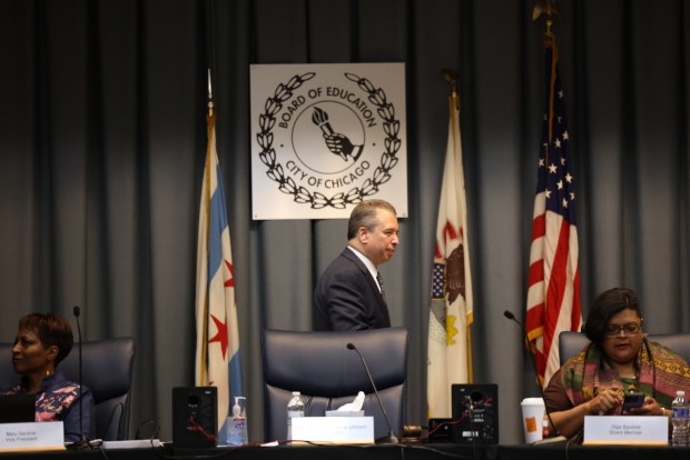 El CEO de las Escuelas Públicas de Chicago, Pedro Martínez, llega a la reunión de revisión de la agenda mensual de la Junta de Educación de Chicago en las oficinas regionales y de capacitación del CPS Coleman en Chicago el 24 de octubre de 2024. (Antonio Pérez/Chicago Tribune)