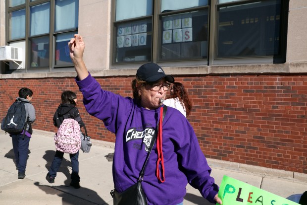 Claudia Díaz se moviliza con padres y estudiantes frente a la escuela primaria Sandra Cisneros en Chicago el 23 de octubre de 2024. Cisneros es una de las siete escuelas Acero que los administradores han votado para cerrar. Los padres y estudiantes están molestos por el cierre planificado. (Terrence Antonio James/Chicago Tribune)