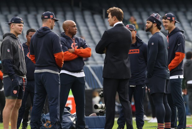 Former NFL quarterback Tom Brady, center right, talks with Bears coaches and players. (John J. Kim/Chicago Tribune)