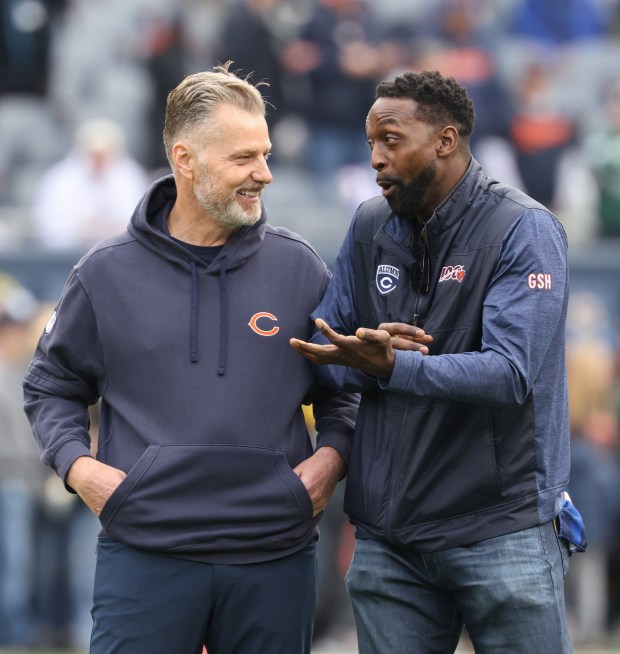 Bears head coach Matt Eberflus, left, talks with former player Charles Tillman before a game against the Packers. (John J. Kim/Chicago Tribune)