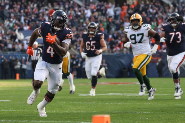 Bears running back D'Andre Swift (4) rushes for a touchdown in the third quarter against the Packers at Soldier Field. (John J. Kim/Chicago Tribune)