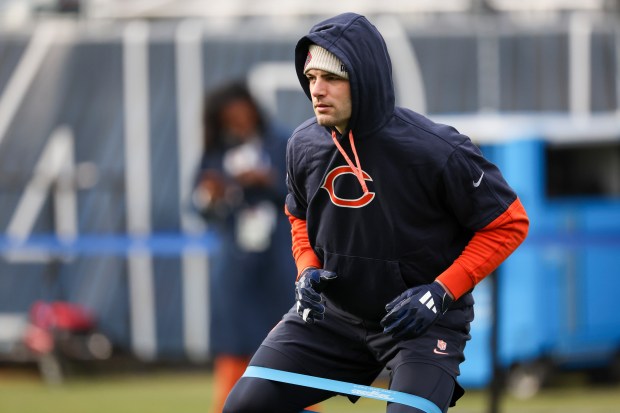 Chicago Bears tight end Cole Kmet (85) warms up before a game. (Eileen T. Meslar/Chicago Tribune)