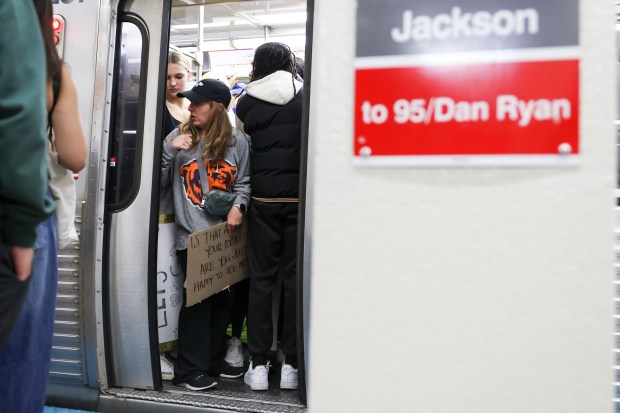 Chicago Marathon spectators and other commuters crowd into a train car at the Jackson CTA station on Oct. 13, 2024. (Eileen T. Meslar/Chicago Tribune)