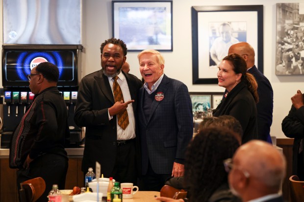 Cook County state's attorney Republican candidate Bob Fioretti speaks to diners at Manny's Deli. (Eileen T. Meslar/Chicago Tribune)